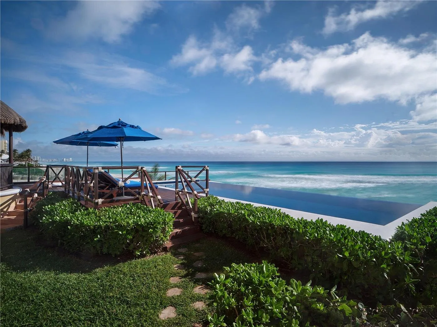 бассейн отеля kempinski cancun