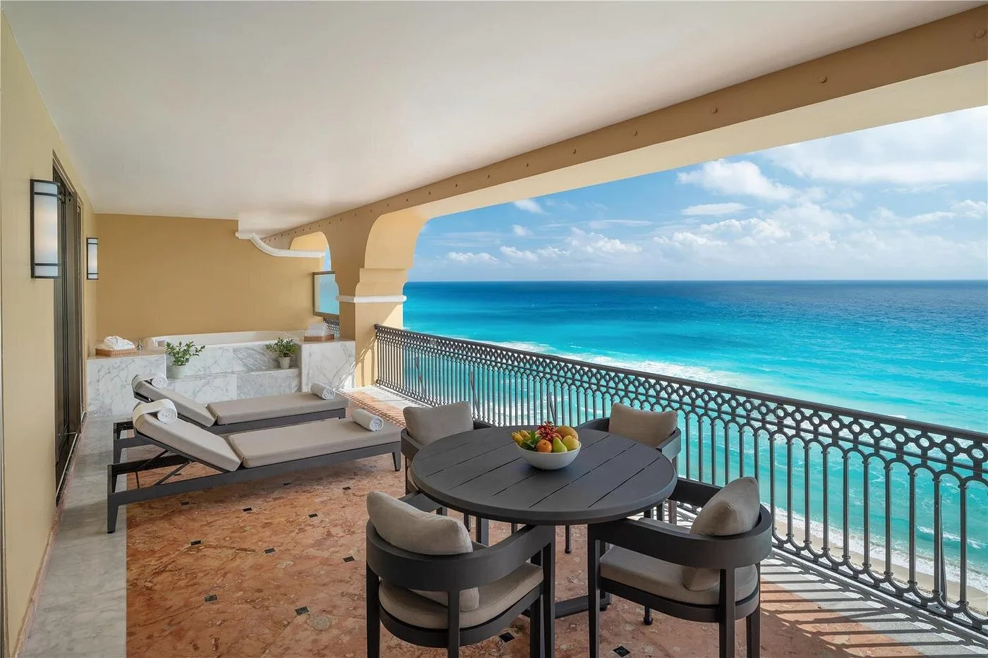терраса отеля kempinski cancun с видом