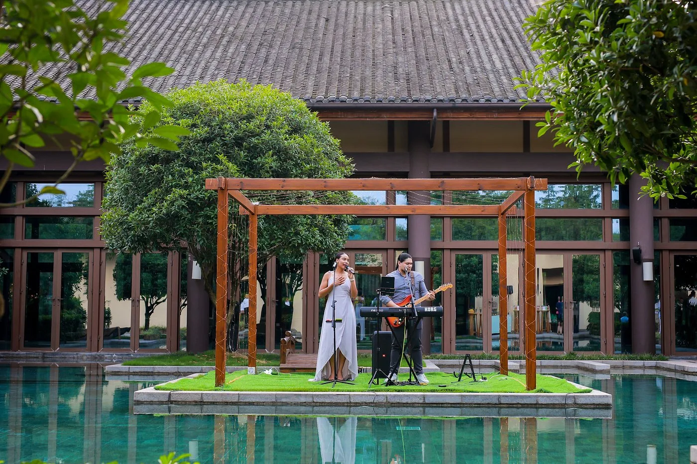 Концерт на горі Цінчен у Six Senses