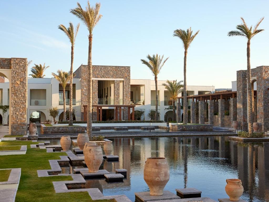amirandes a grecotel resort to live przód hotelu w otoczeniu palm
