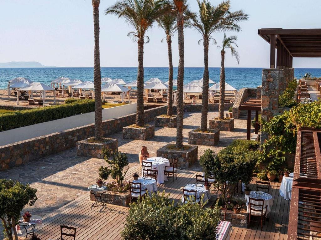 amirandes a grecotel resort to live odpoczynek na terenie resortu na leżakach przy plaży
