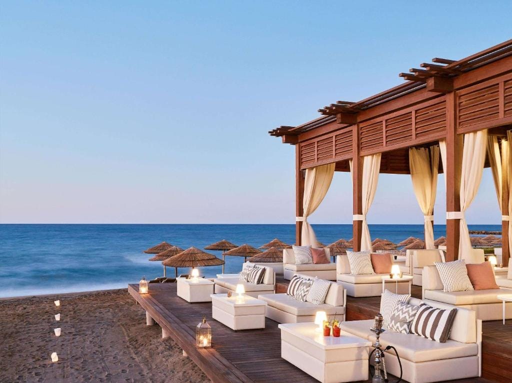 amirandes a grecotel resort to live eleganckie leżaki przy plaży pod dachem