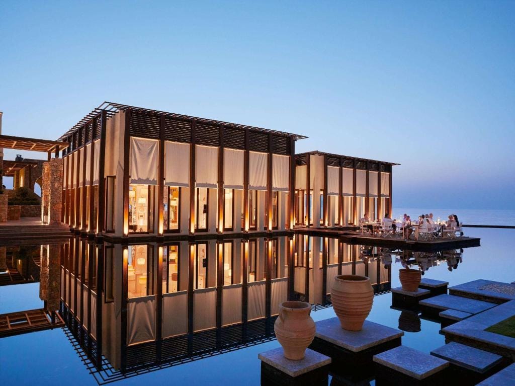 amirandes a grecotel resort to live restauracja przy basenie nocą elegancko oświetlona