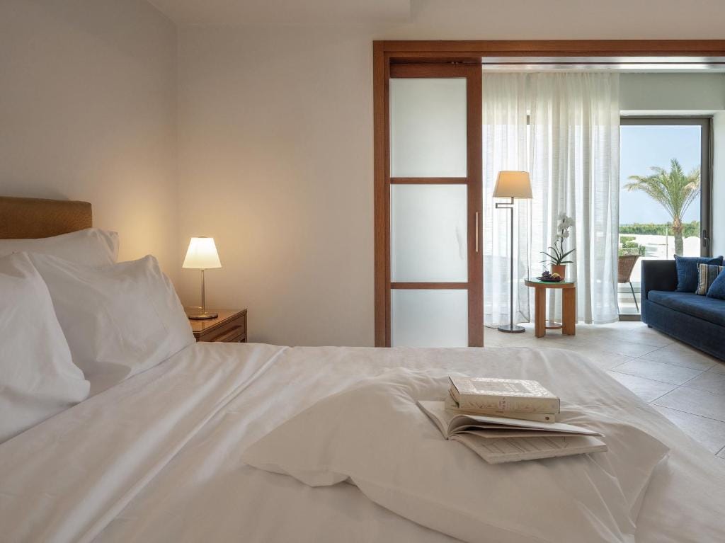 amirandes a grecotel resort to live sypialnia w beżach, elegancki i nowoczesny wystrój wyjście na balkon lub tarars