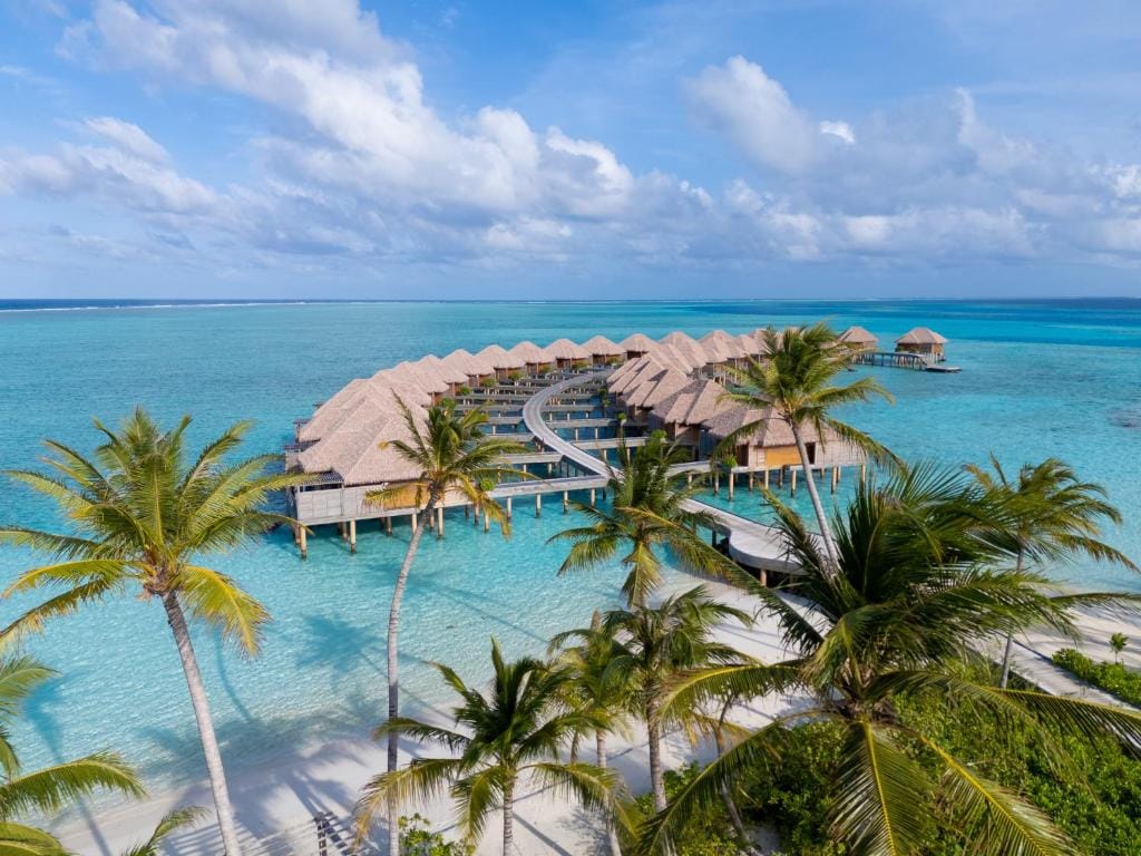 barceló whale lagoon maldives domki na wodzie z drona widok prowadzący do willi