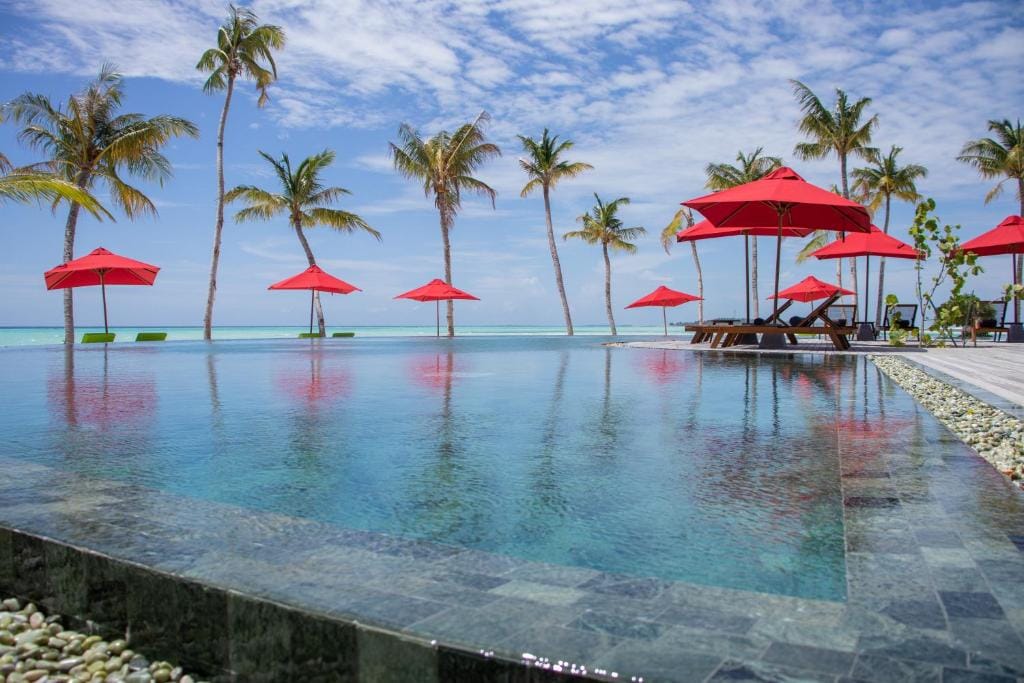 barceló whale lagoon maldives basen bez krawędzi z leżakami