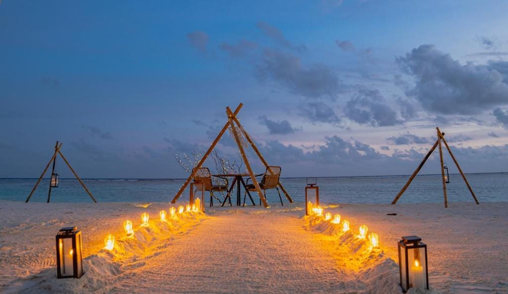 barceló whale lagoon maldives i romantyczna kolacja na plaży wieczorową porą