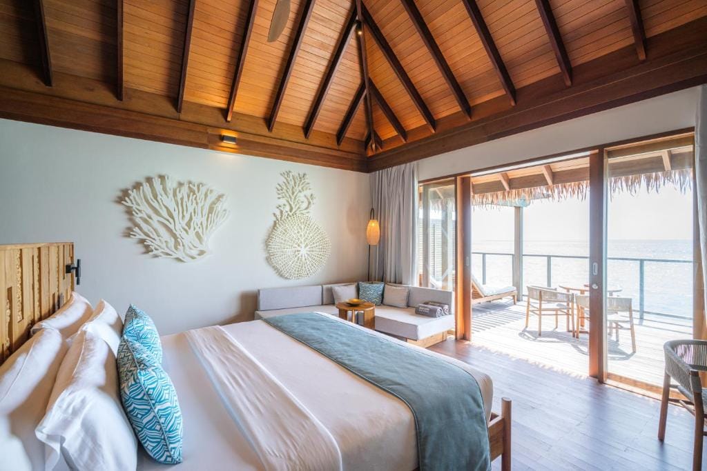 barceló whale lagoon maldives sypialnia w akcentach błękitu z widokiem na wodę