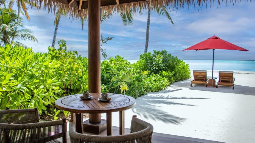 barceló whale lagoon maldives miejsce spotkań i odpoczynku przy kawie z widokiem na wodę