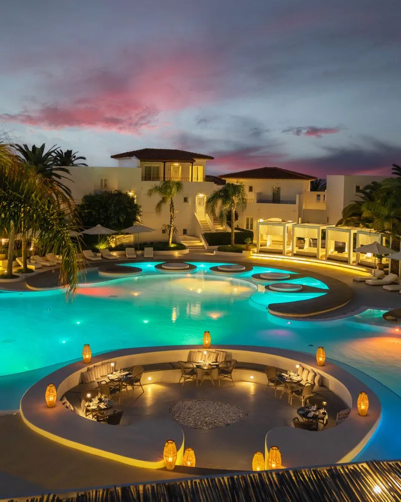 caramel a grecotel resort basen wieczorową porą