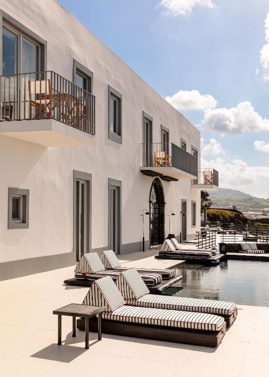hotel white são miguel azory sypialnia w jasnym beżowym odcieniu
