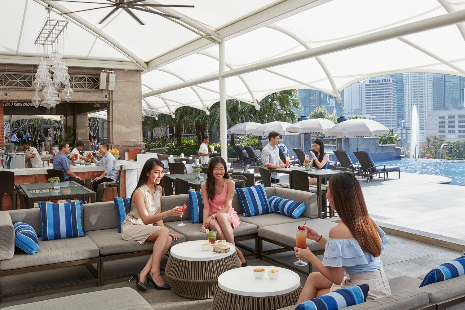 mandarin oriental kuala lumpur pool bar
