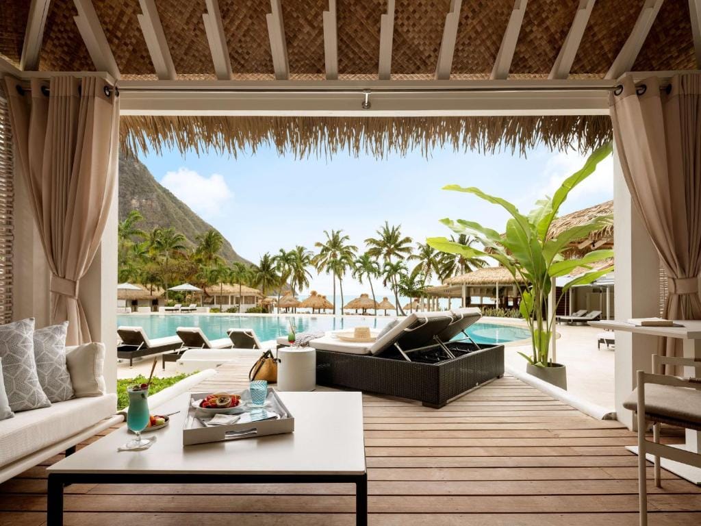 sugar beach a viceroy resort taras przy basenie w otoczeniu palm