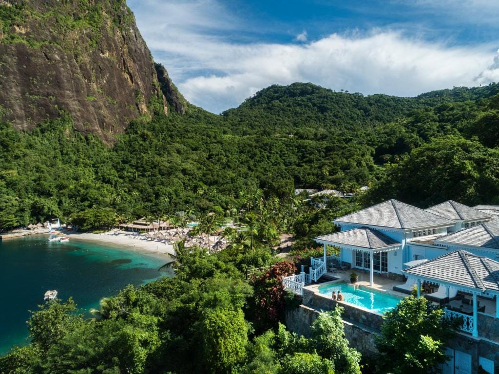 sugar beach a viceroy resort z widokiem na basen i morze