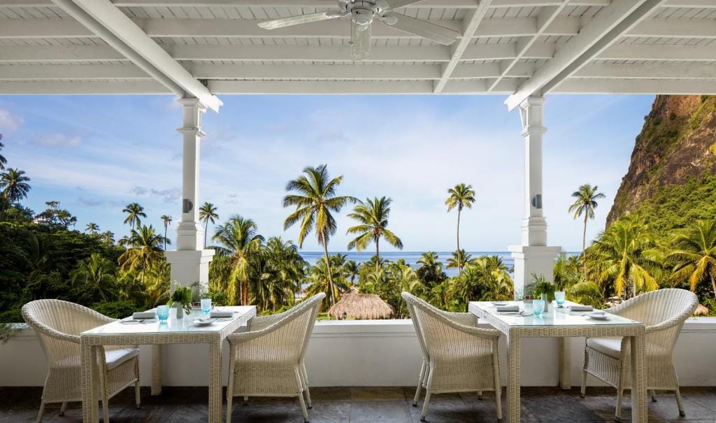 sugar beach a viceroy resort restauracja hotelowa z widokiem na palmy i morze