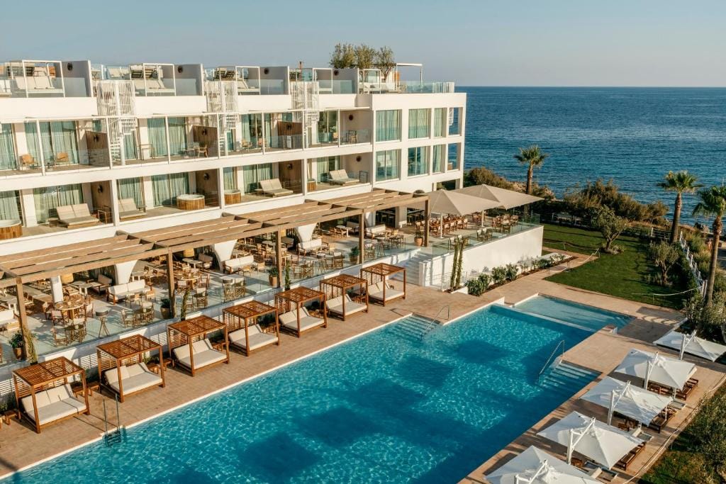 villa le blanc a gran meliá hotel przód budynku z lotu ptaka - widok na basen i morze