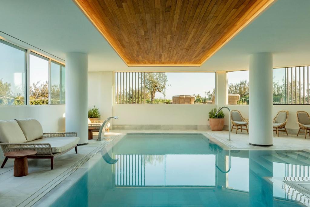 villa le blanc a gran meliá hotel basen wewnętrzny hotelowy w jasnych barwach