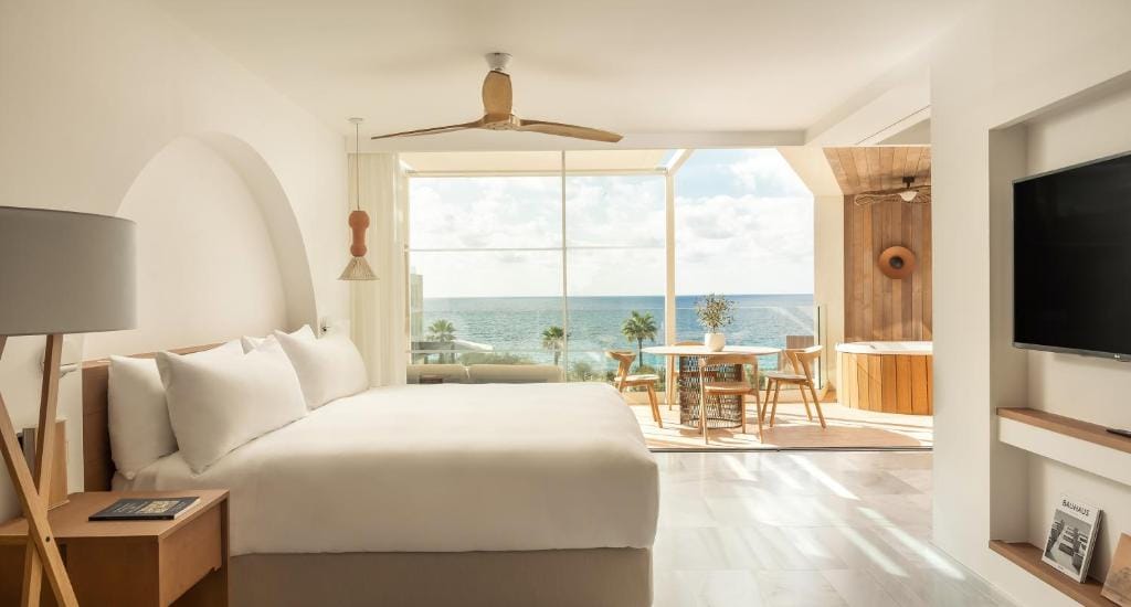 villa le blanc a gran meliá hotel sypialnia w stylu nowoczesnym w jasnych odcieniach z widokiem na morze