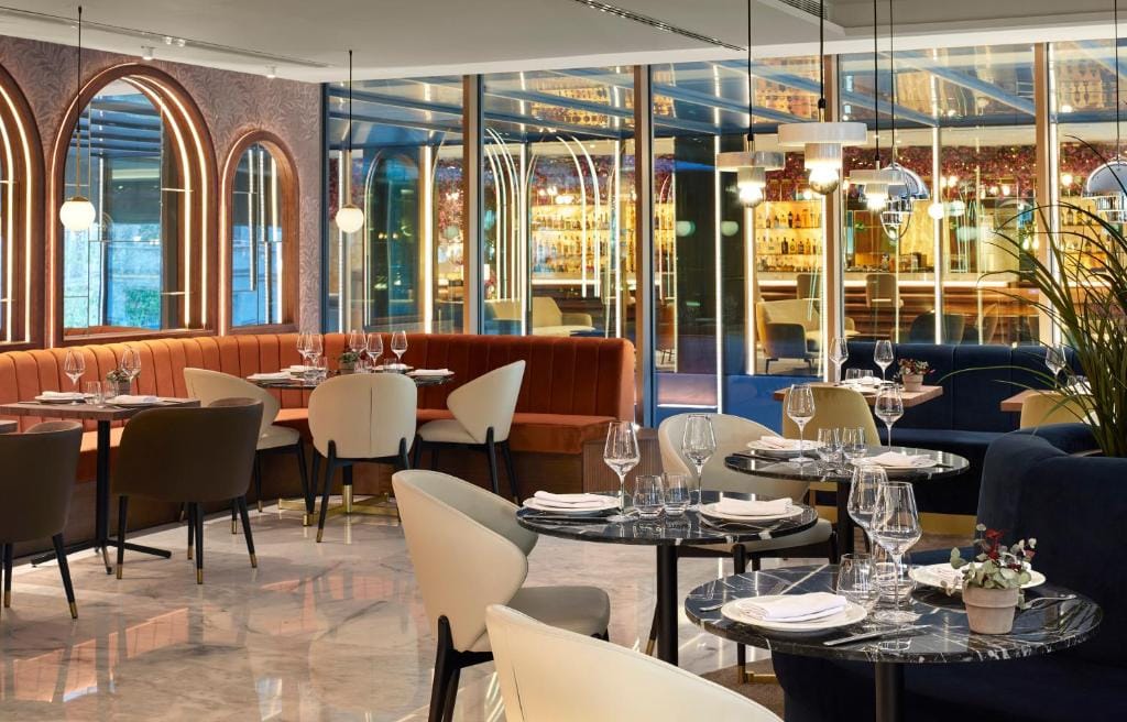 hotel me barcelona druga część restauracyjna w kolorach beżu i czerwieni