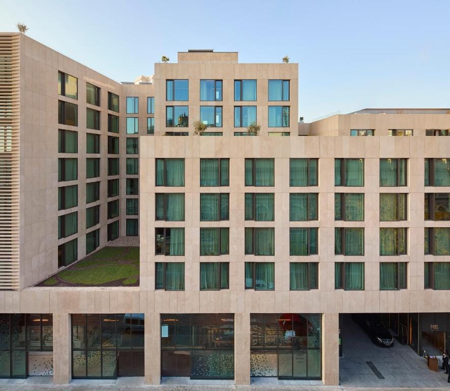 hotel me barcelona przód budynku