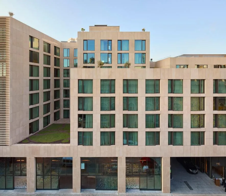 готель me barcelona перед будівлею