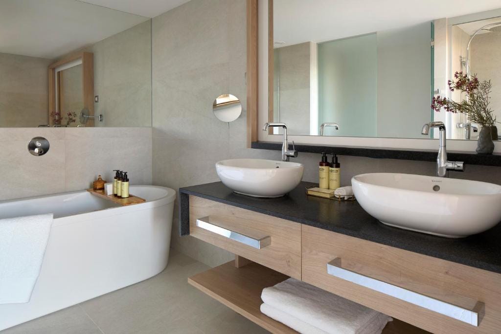 hotel me barcelona łazienka z wanną i dwoma zlewami