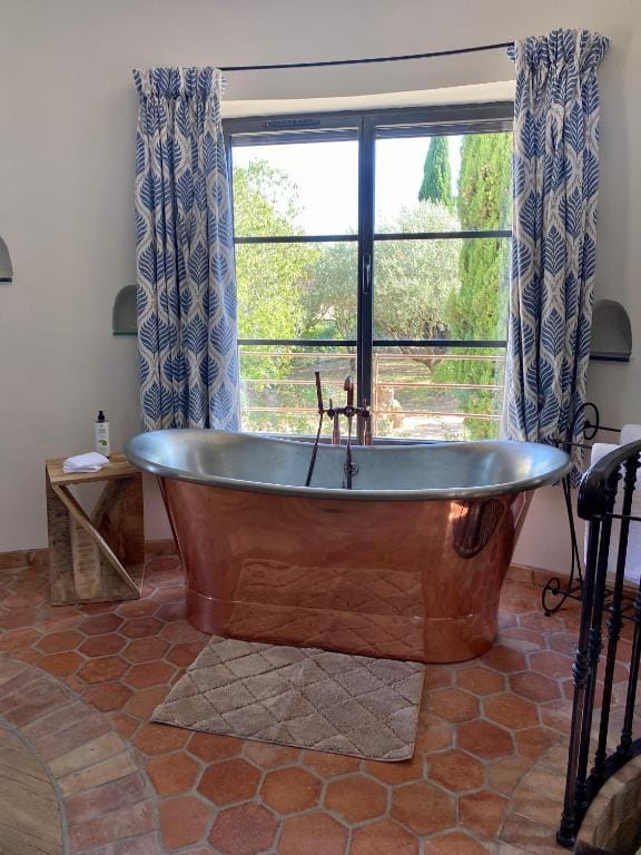 lou calen łazienka z wanną przy oknie