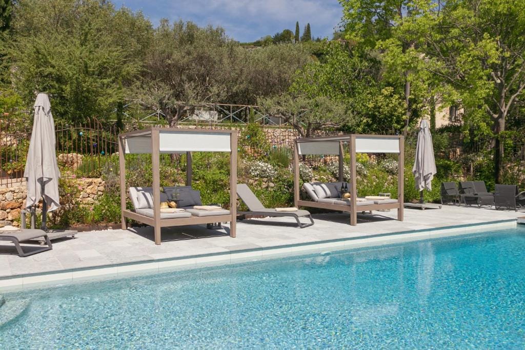 lou calen basen przy hotelu z leżakami pod dachem