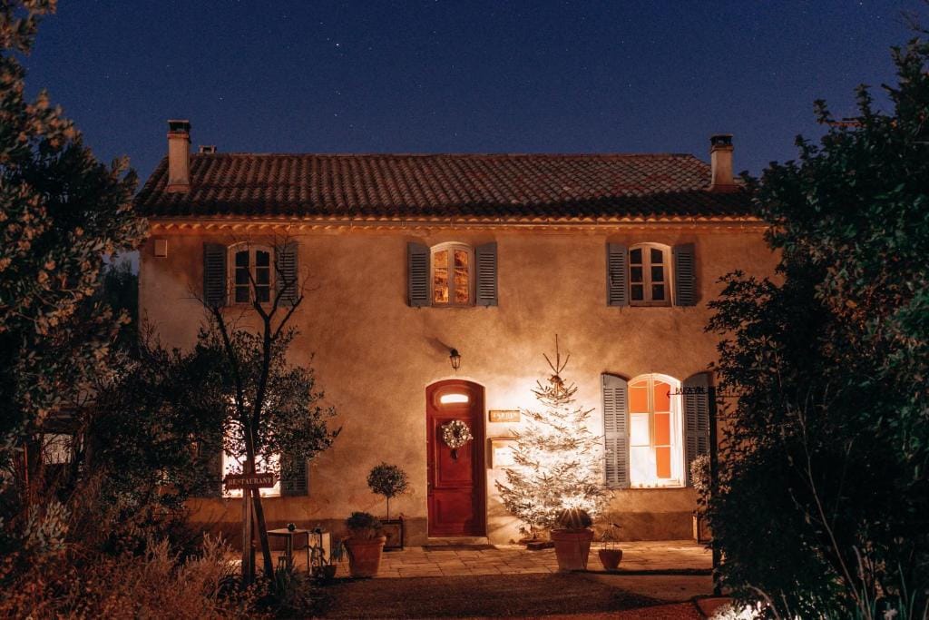 lou calen obiekt nocą