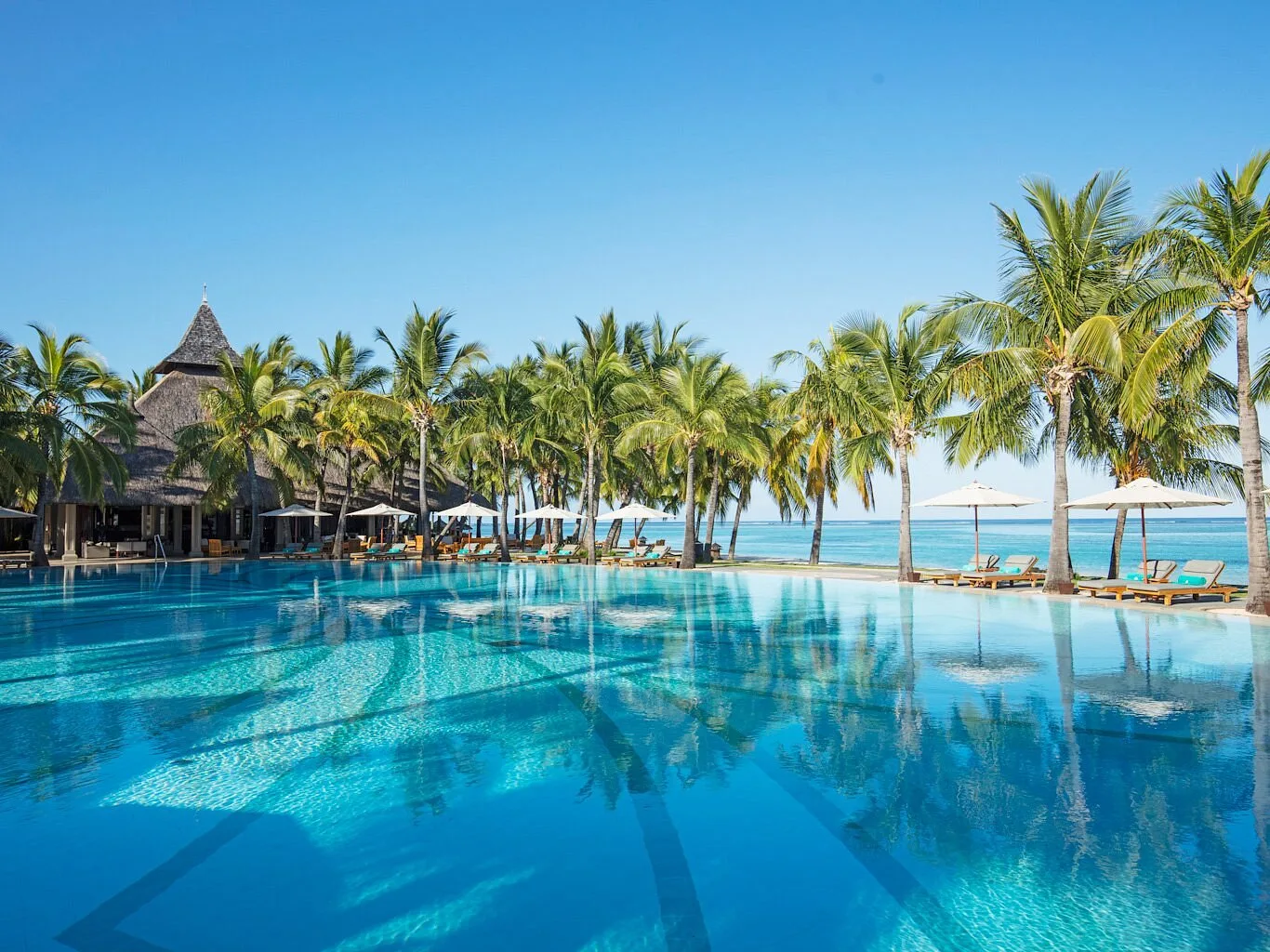 paradis beachcomber golf swimming pool