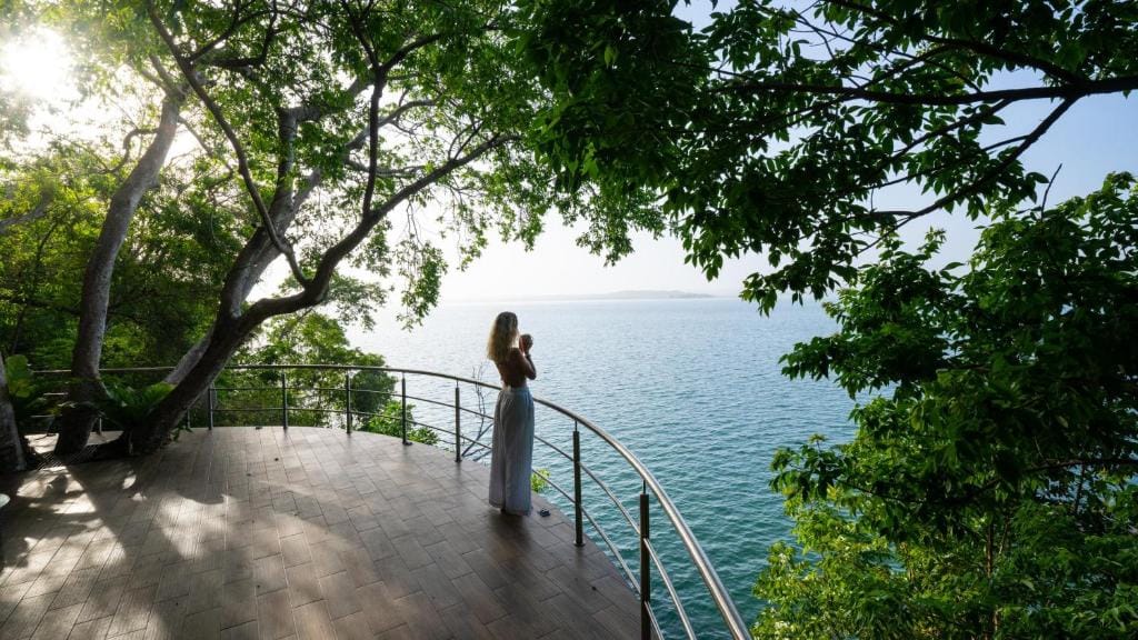 bolontiku boutique hotel kobieta na tarasie obserwująca wodę