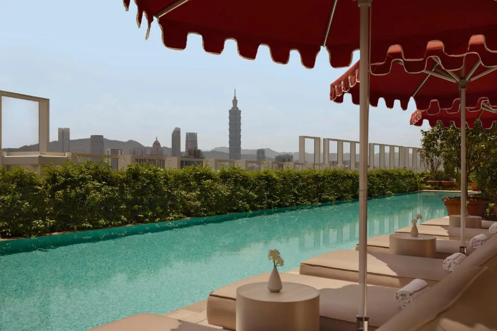 capella taipei widok z basenu zewnętrznego na wieżę