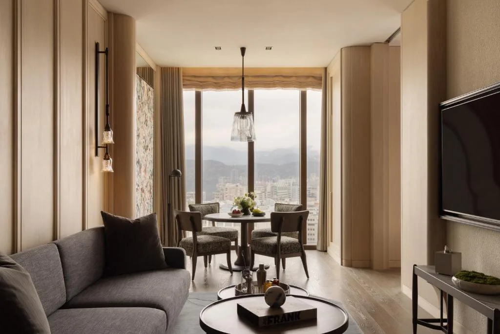 capella taipei salon z widokiem na miasto