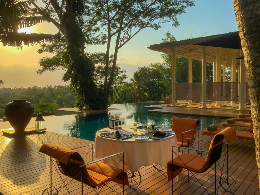 haritha villas & spa taras przy basenie