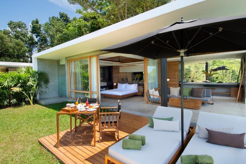 haritha villas & spa sypialnia z otwartym wyjściem na taras