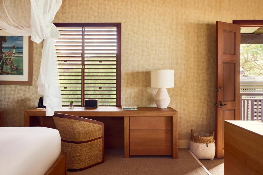 hermitage bay all inclusive karaiby pokój sypialniany z biurkiem/toaletką