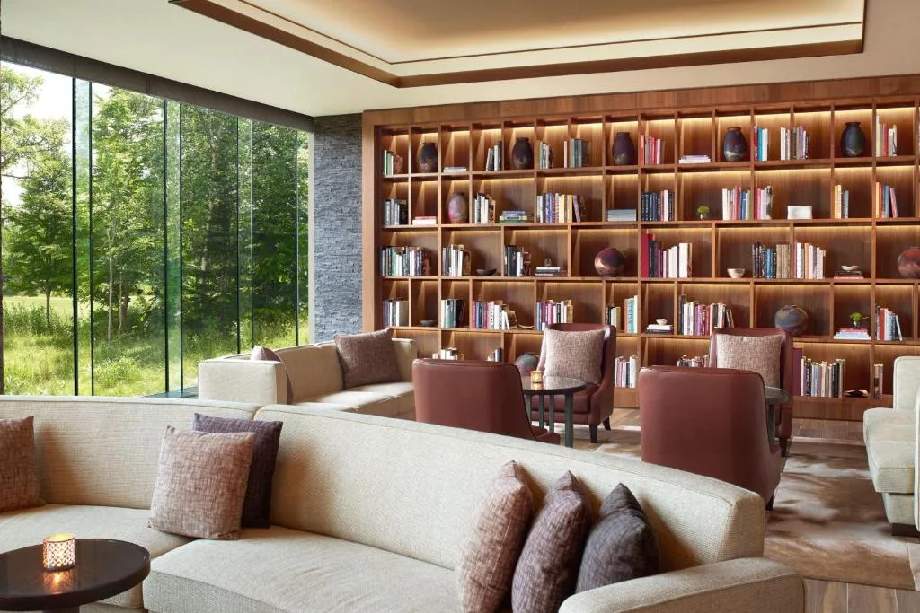 Село Хігасіяма, Нісеко, бібліотека заповідника Ріц-Карлтон