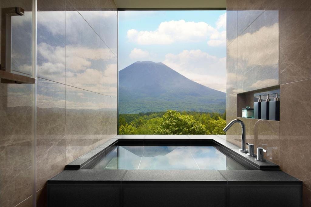 higashiyama niseko village a ritz carlton reserve wanna z widokiem