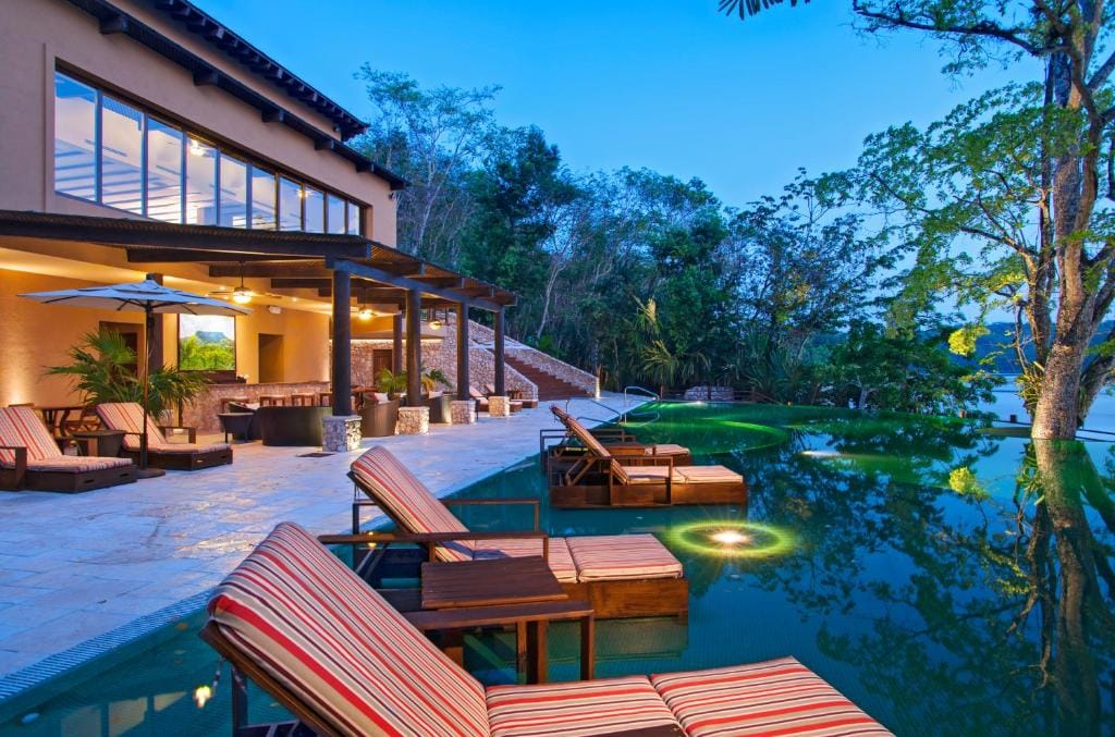 las lagunas boutique hotel leżaki nad basenem