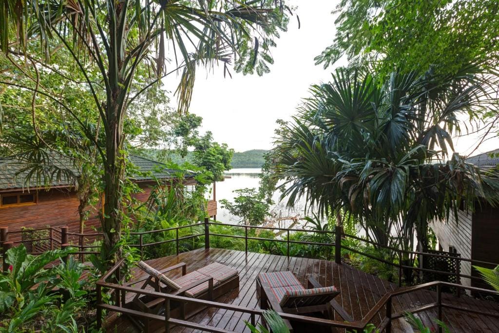 las lagunas boutique hotel leżaki w otoczeniu przyrody