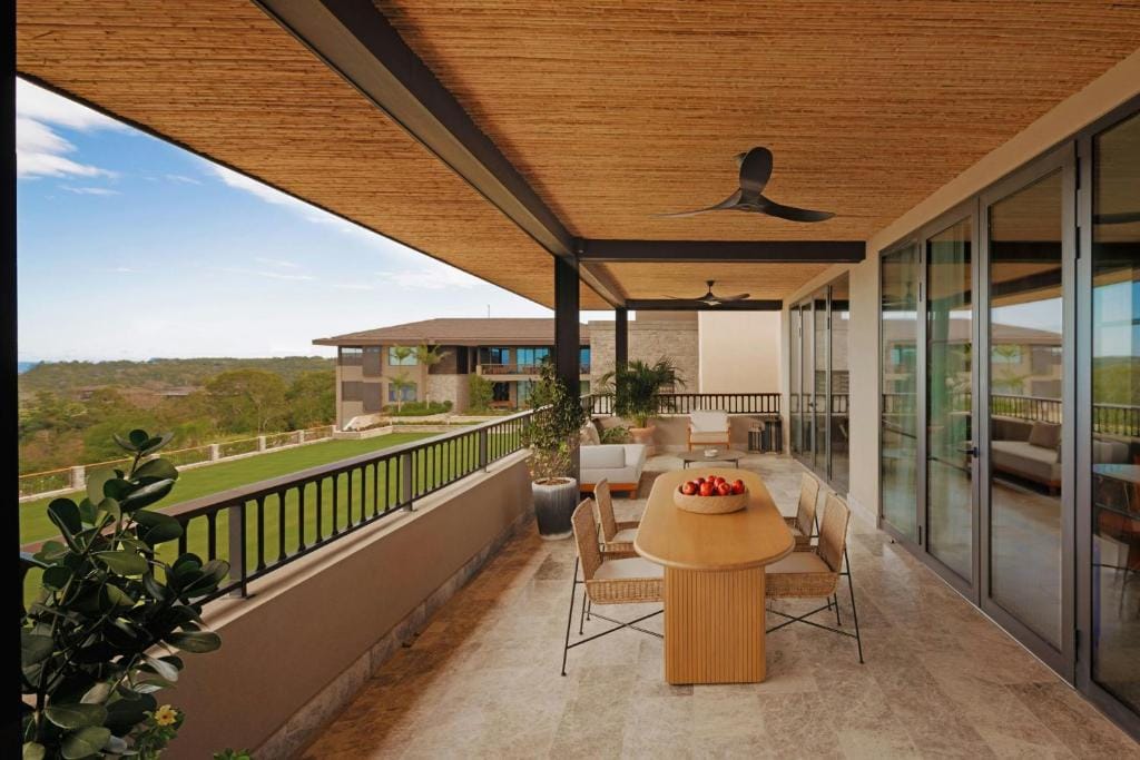 nekajui a ritz carlton reserve balkon