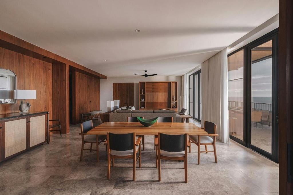 nekajui a ritz carlton reserve przestronny salon z jadalnią