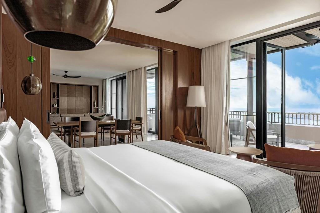 nekajui a ritz carlton reserve jasna sypialnia z elementami drewna z widokiem na wodę