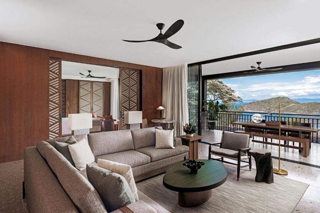 nekajui a ritz carlton reserve przestronny salon, duża kanapa z widokiem na ocean