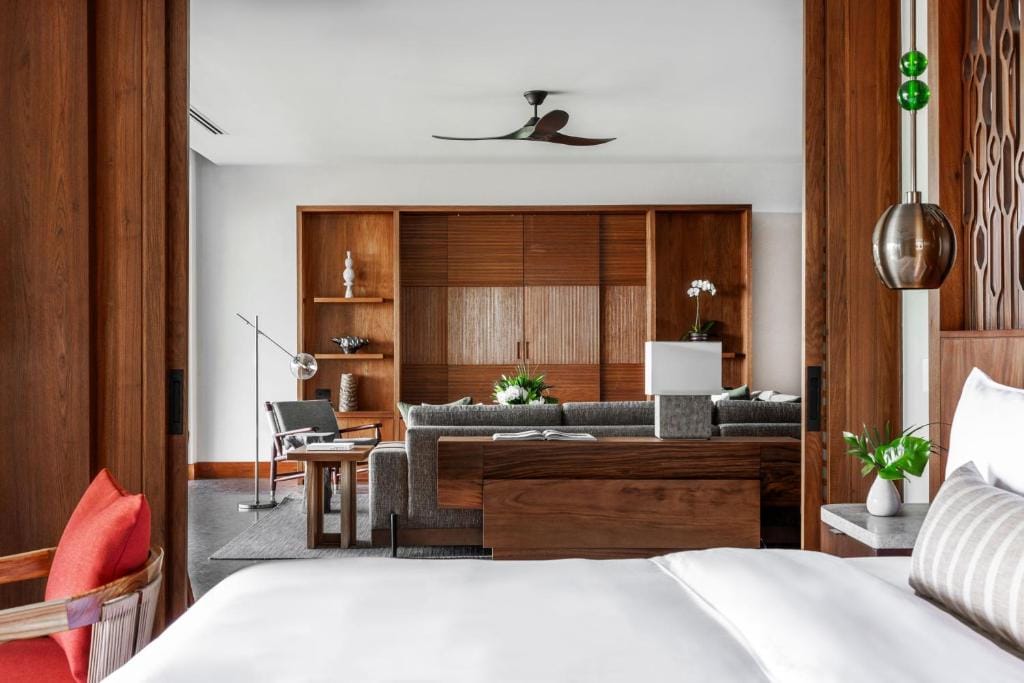 nekajui a ritz carlton reserve duża sypialnia z miejscem do pracy