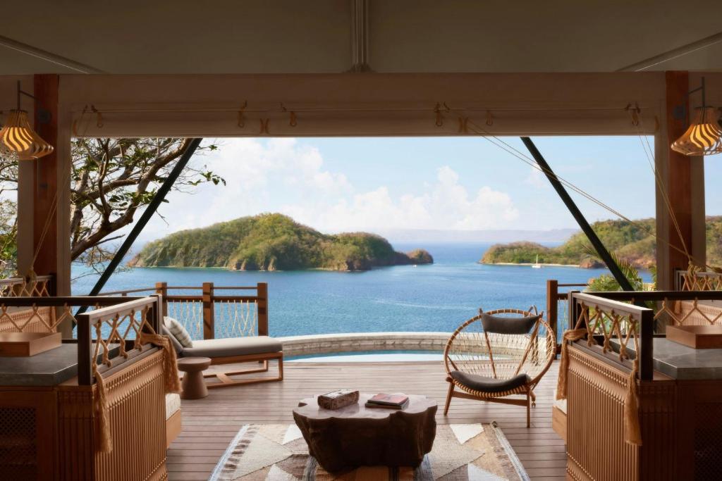 nekajui a ritz carlton reserve widok z tarasu na ocean spokojny i wysepki
