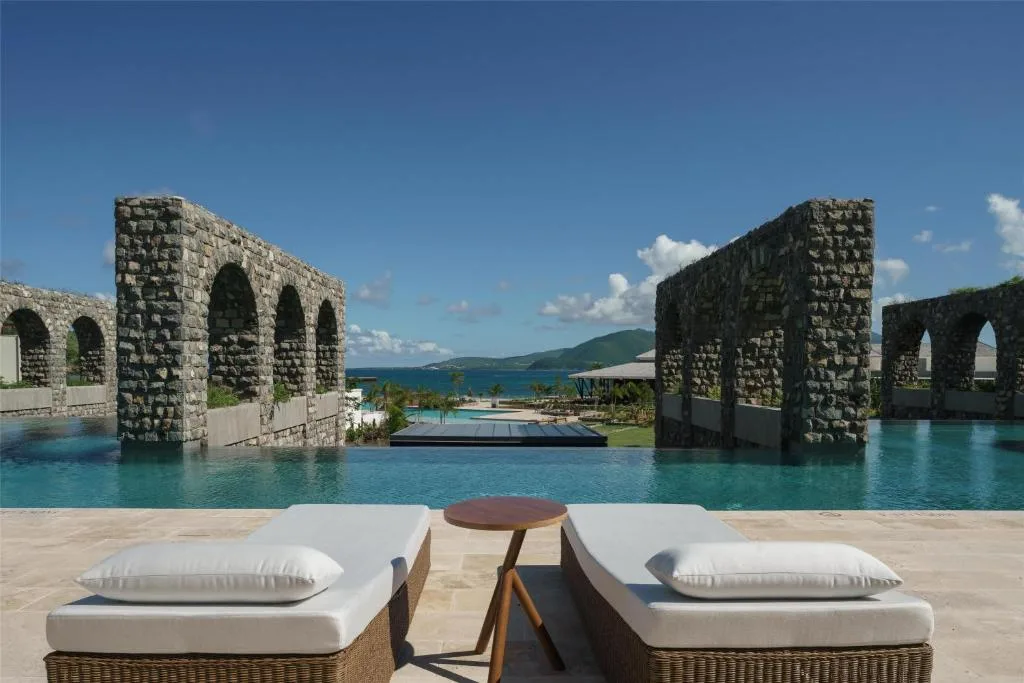park hyatt st kitts leżaki nad basenem