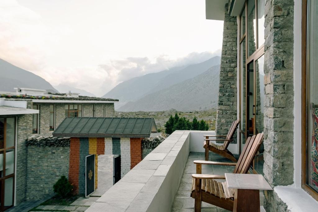 shinta mani mustang balkon z widokiem na gory