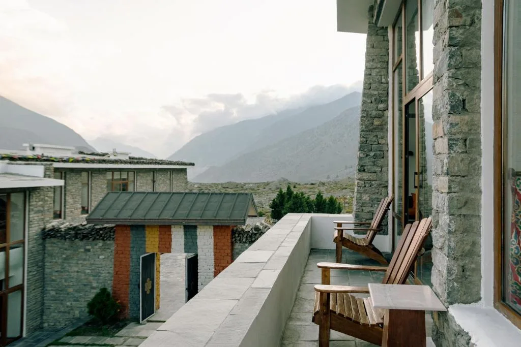 shinta mani mustang balkon z widokiem na gory