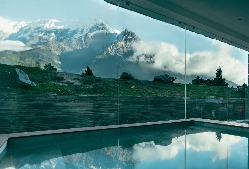 shinta mani mustang przeszklony basen wewnętrzny z widokiem na góry